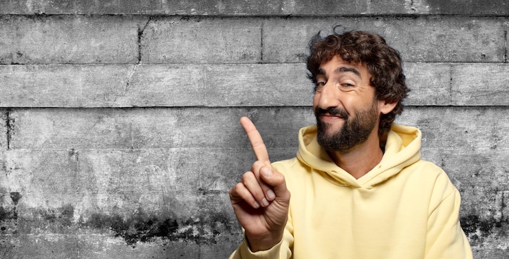 Foto grátis sorrindo orgulhosamente e com confiança fazendo a postura número um triunfalmente sentindo-se como um líder