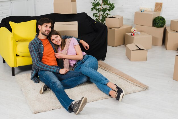 Sorrindo, par jovem, relaxante, em, seu, novo, apartamento