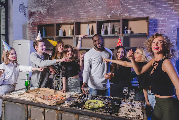 Foto grátis sorrindo pessoas apontando para o homem negro