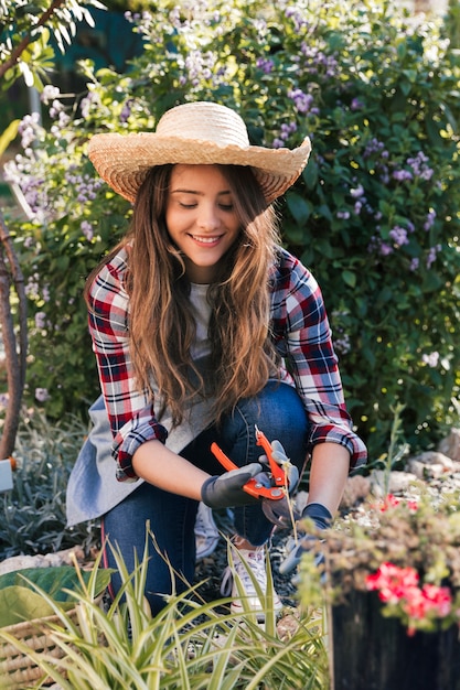 Sorrindo, retrato, de, um, femininas, jardineiro, podar, a, plantas