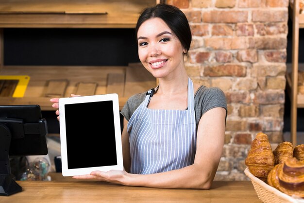 Sorrindo, retrato, de, um, jovem, femininas, padeiro, segurando, tablete digital, ficar, em, panificadora, contador