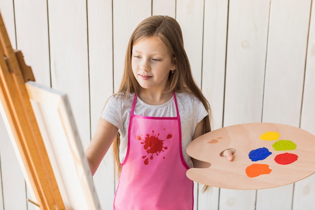 Sorrindo, retrato, de, um, menina, com, cor-de-rosa, avental, quadro, ligado, lona