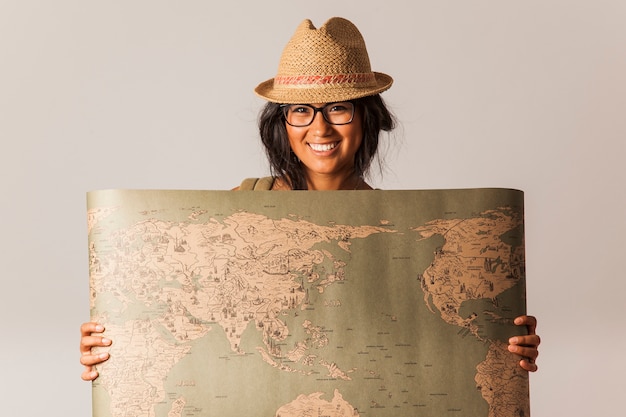 Foto grátis sorrindo turista mulher com mapa do mundo