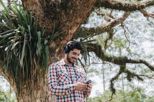 Sorrindo, usando, telefone, parque