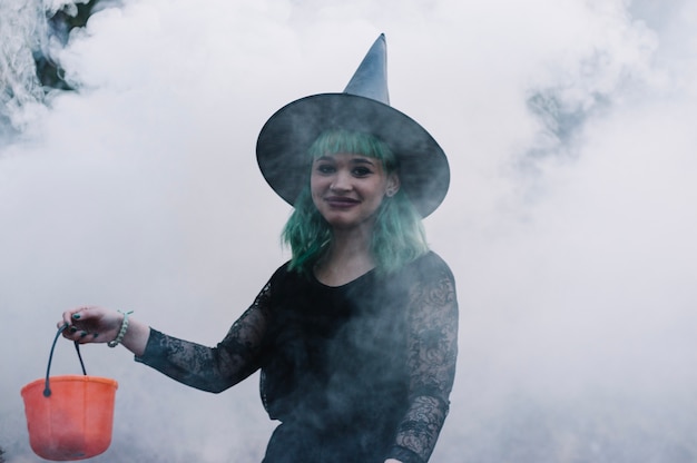 Foto grátis sorrir bruxa na fumaça