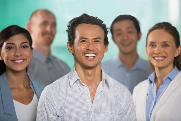 Sorriso bem sucedido Equipe confiável do negócio Diverse