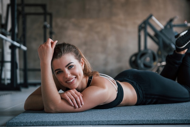 Foto grátis sorriso dentuço. foto de uma linda mulher loira na academia no fim de semana