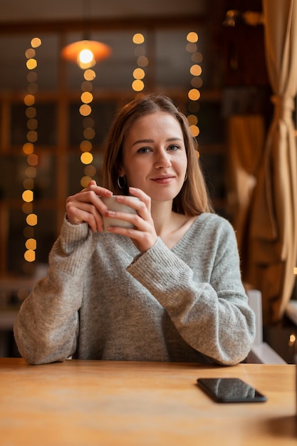 Sorriso mulher desfrutando de café