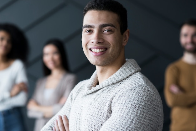 Foto grátis sorriso positivo do homem adulto do close-up