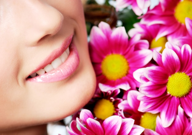 Sorriso saudável de menina com crisântemo rosa