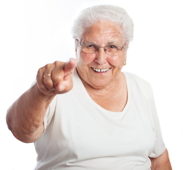 Foto grátis sorriso sênior da mulher apontando para a frente