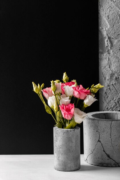 Sortido com lindas rosas em um vaso