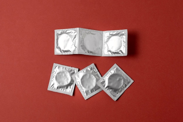 Sortimento abstrato de saúde sexual com preservativo