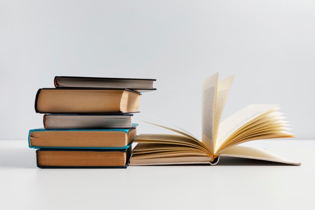 Sortimento de livros com fundo branco