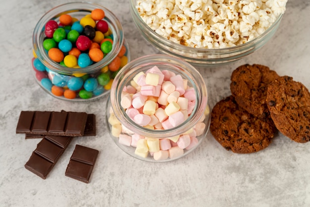 Foto grátis sortimentos de doces de close-up na mesa