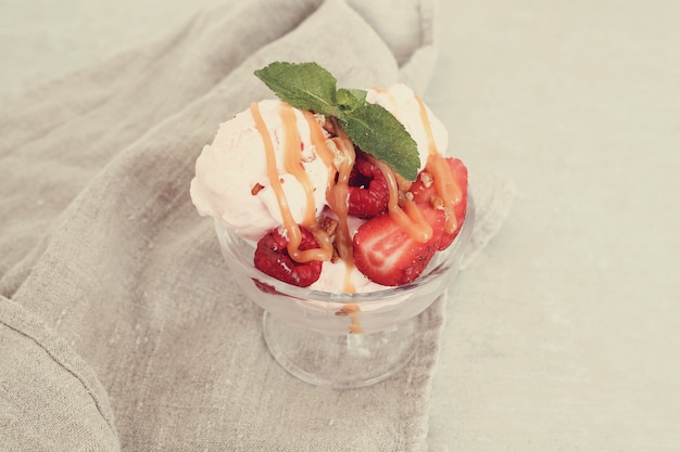 Foto grátis sorvete com frutas frescas
