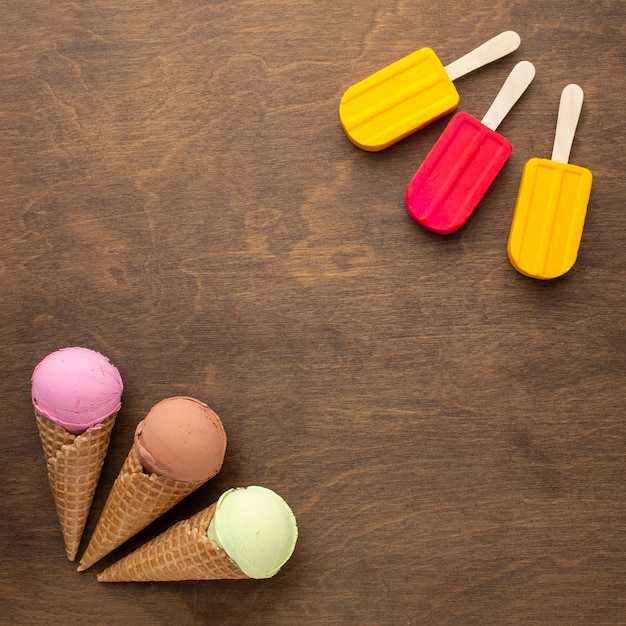 Foto grátis sorvete com sabor em cones e palitos