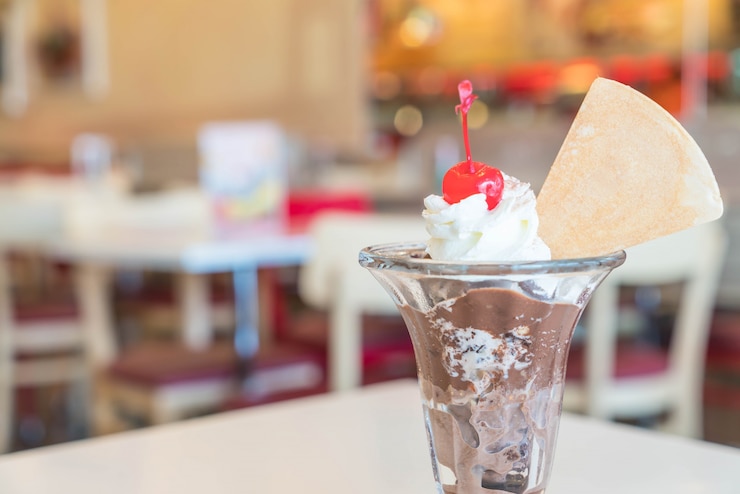 Foto grátis sorvete com sundae de chocolate