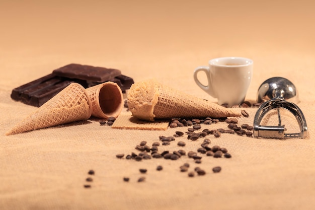 Sorvete de amêndoa com grãos de café, chocolate e colher de sorvete: foco seletivo