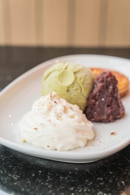 Foto grátis sorvete de chá verde com panqueca, feijão vermelho e creme de chicote