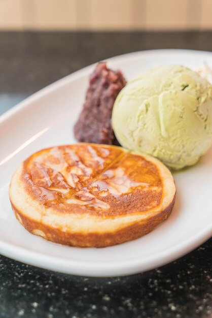 Sorvete de chá verde com panqueca, feijão vermelho e creme de chicote