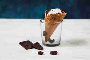 Foto grátis sorvete e chocolate na xícara