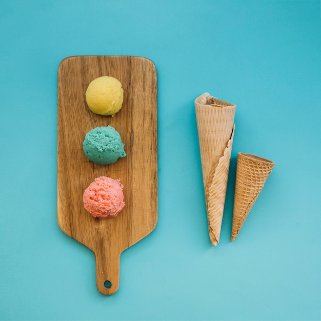 Foto grátis sorvete fundo com placa de madeira