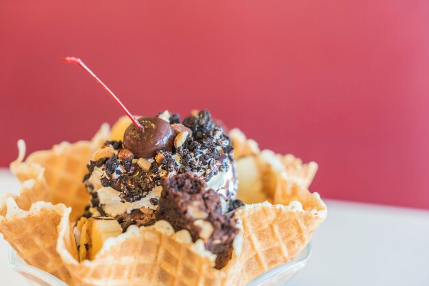 Sorvete Sundae em uma tigela com waffle comestível