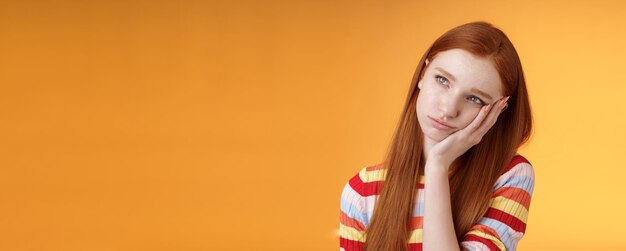 Foto grátis sozinha, chateada, mal-humorada, bonita, roxa, namorada, sentindo-se entediada, inclinando a palma, olhando para cima, murmurando, fruncindo a testa.