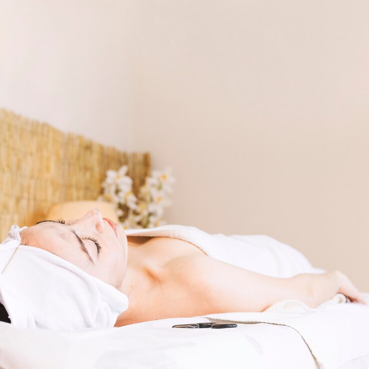 Foto grátis spa e massagem conceito com mulher relaxada