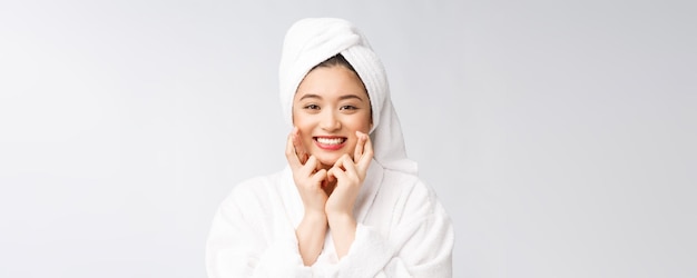 Spa skincare beleza mulher asiática, secar o cabelo com a toalha na cabeça após o tratamento do chuveiro Linda jovem multirracial tocando a pele macia