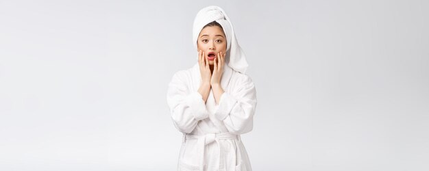 Spa skincare beleza mulher asiática, secar o cabelo com a toalha na cabeça após o tratamento do chuveiro Linda jovem multirracial tocando a pele macia