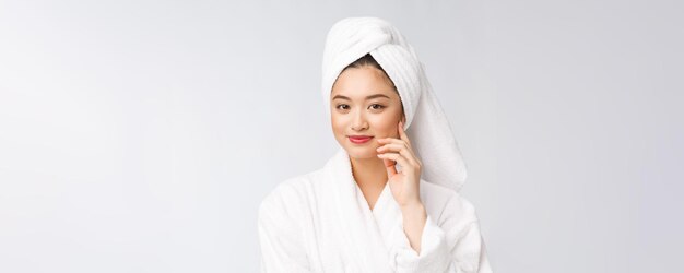 Spa skincare beleza mulher asiática, secar o cabelo com a toalha na cabeça após o tratamento do chuveiro Linda jovem multirracial tocando a pele macia