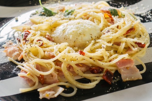 Foto grátis spaghetti bolonhesa com queijo.