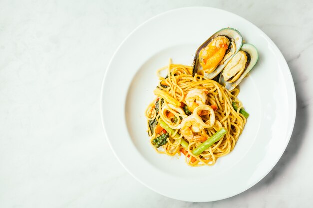 Spaghetti e macarrão com frutos do mar