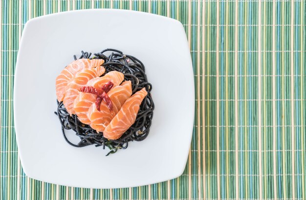 Spaghetti preto picante com salmão