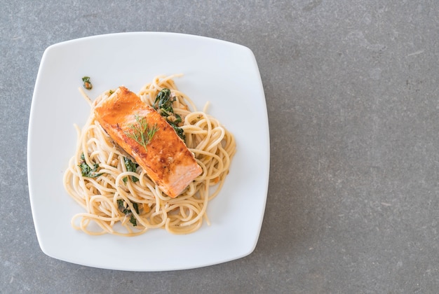 Spaghetti temperado com salmão e salada