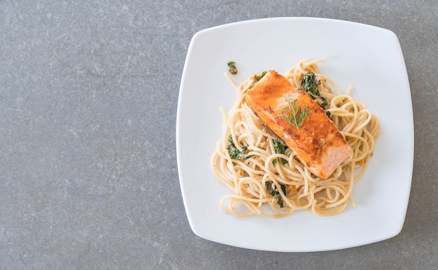 Spaghetti temperado com salmão e salada