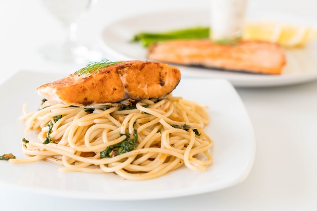 Foto grátis spaghetti temperado com salmão e salada