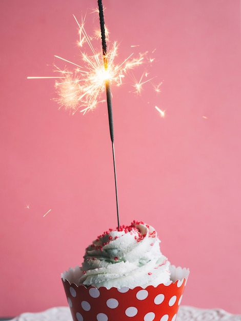 Foto grátis sparkler colocar no cupcake