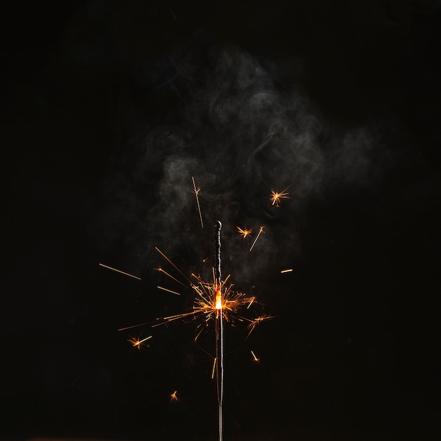 Foto grátis sparkler de meia laranja fechado