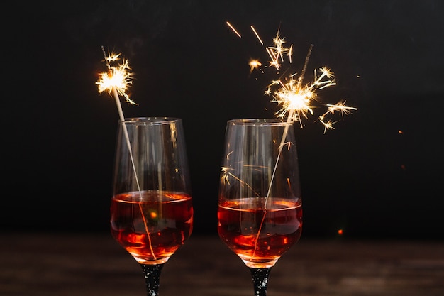 Foto grátis sparklers em óculos de martini