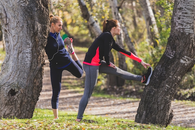 Sportswomen aquecendo ao ar livre