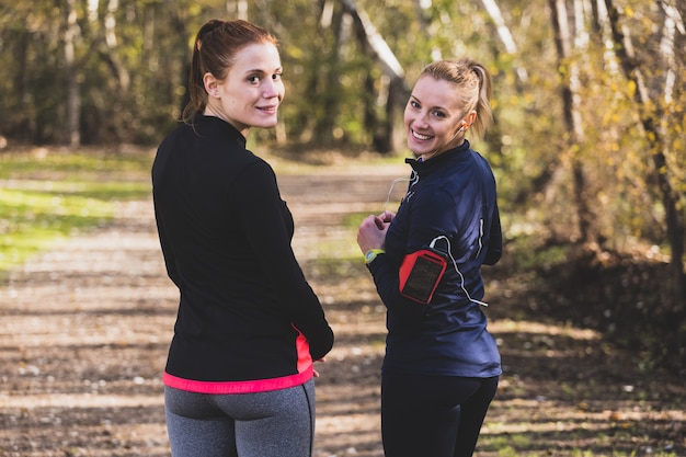 Foto grátis sportswomen de sorriso antes de começar a correr