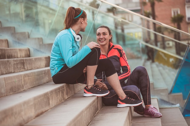 Foto grátis sportswomen falando após o esporte