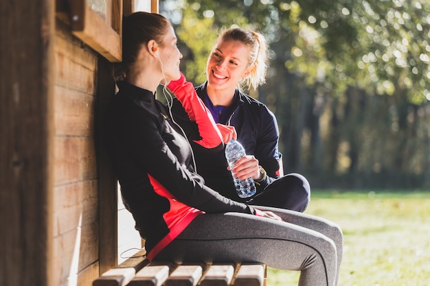 Foto grátis sportswomen falando após o esporte