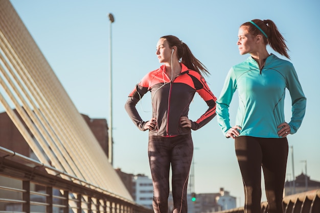 Foto grátis sportswomen olhando para o lado