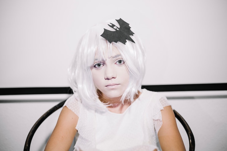 Foto grátis sppoky girl in white wig