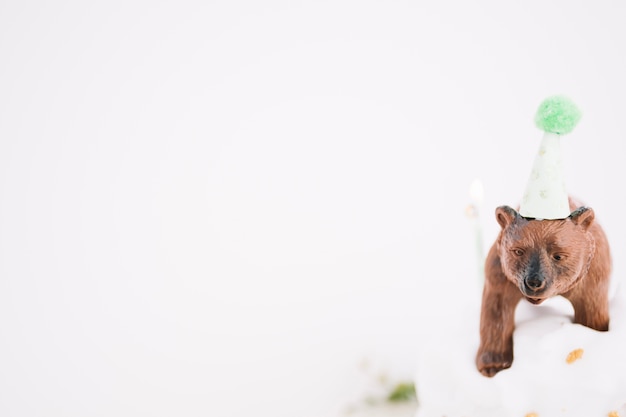 Foto grátis statuette do urso no chapéu do partido