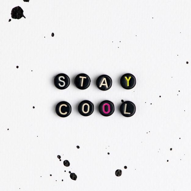 STAY COOL missangas tipografia de texto em branco